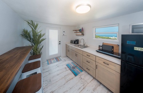 Cockburn Town Apartment | Beachcomber Studio @ The Lookout - Beachfront w/AC