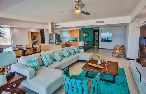 Cerritos Condo | Beachfront 4 bedroom condo with amazing views