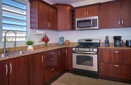 Stella House | ★ Beachfront! ★ AC’d Bdrms/Calm Waters/Walk to Beach Bars & Restaurants.