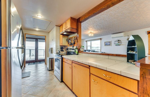 Anderson Island House | Beachfront Anderson Island Escape: Rainier Views!