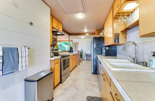 Anderson Island House | Beachfront Anderson Island Escape: Rainier Views!
