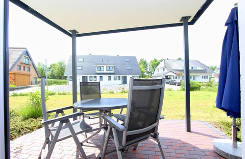 Lobbe Apartment | Beachfront apartment with terrace, use of swimming pool and sauna - Rex Rugia apartment 14-2