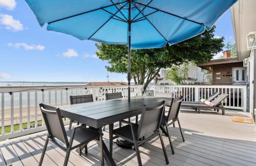 East Shore Apartment | Beachfront Apartment - 8 min from downtown