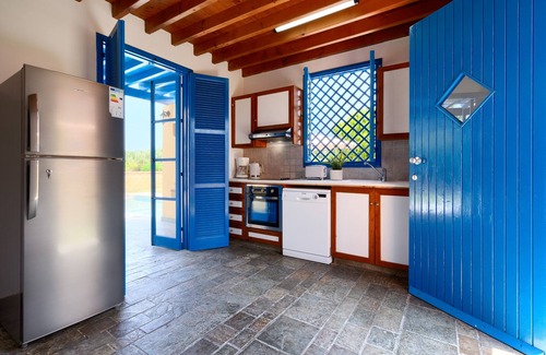 Polis Villa | Beachfront Bliss: 3-Bdr Villa with Private Pool & Stunning Views