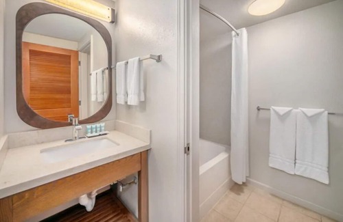 Kahului Hotel | Beachfront Bliss: Two Spacious Rooms with Panoramic Ocean Views & Pool