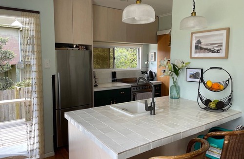 Piha House | Beachfront Bliss with Private Access to North Piha – Cozy Family Home & Sleepout
