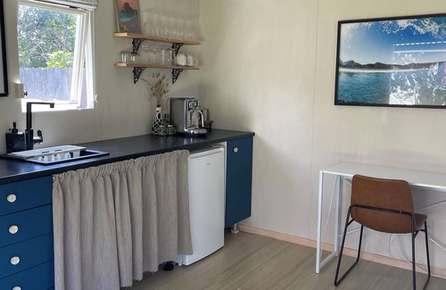 Piha House | Beachfront Bliss with Private Access to North Piha – Cozy Family Home & Sleepout