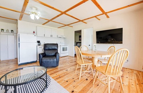 Magnetawan Cabin | Beachfront Cabin #5- Maijac Resort & Marina