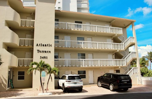 Pompano Beach Apartment | BEACHFRONT COMPLEX STUDIO Sleeps 2 Full Kitchen, Free parking, Heated Pool
