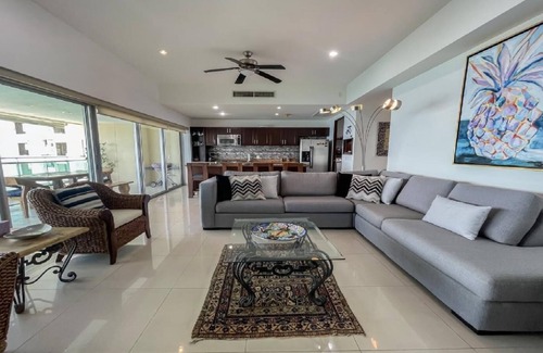 Zona Dorada Condo | Beachfront Condo-Indulged Relaxation