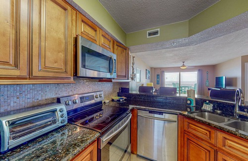 Seawinds Condo Condo | Beachfront Condo with Ocean View Balcony, AC, WiFi, & Shared Pool - Snowbirds OK