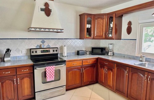 Simpson Bay Apartment | Beachfront condo with pool