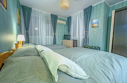 Ravda Cabin | Beachfront Double Room in Ravda -Garden with Kitchen and Parking in the Backyard