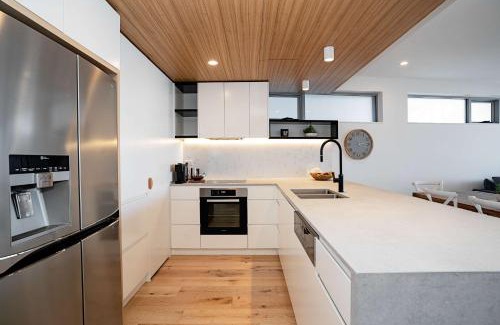 Alexandra Headland Apartment | Beachfront Escape at Beach Life with Ocean Views