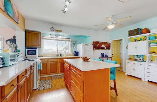 Punaluu Cottage | Beachfront hideaway with breathtaking views & modern updates - steps to sand