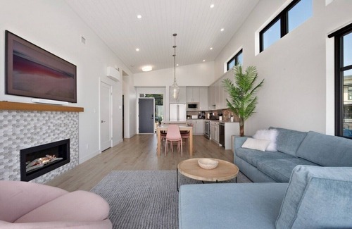 Black Creek Condo | Beachfront Luxury Suite at THE BEACH HOUSE