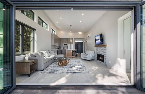 Black Creek House | Beachfront Luxury Suite #21 at THE BEACH HOUSE