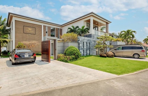Ngu Hanh Son House | Beachfront Luxury 08-BDR Villa within Ocean Villas