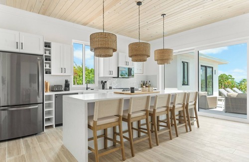 William's Town House | BEACHFRONT New Luxury Beach Home, Always Calm Beach on Lazy River Sand Bar.