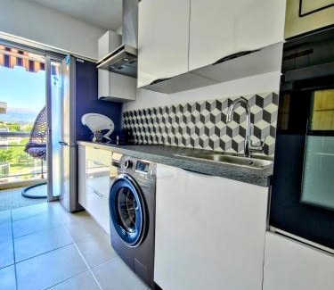 Cros-de-Cagnes Apartment | Beachfront - Panoramic View - Balkony - AC