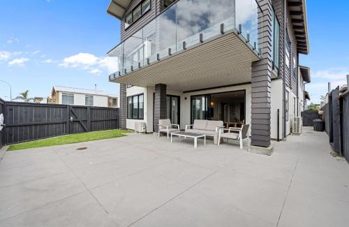 Papamoa Beach House | Beachfront Paradise - Papamoa Beach Holiday Home