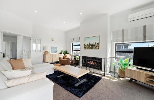 Papamoa Beach House | Beachfront Paradise - Papamoa Beach Holiday Home