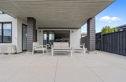 Papamoa Beach House | Beachfront Paradise - Papamoa Beach Holiday Home
