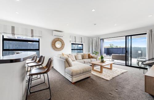 Papamoa Beach House | Beachfront Paradise - Papamoa Beach Holiday Home