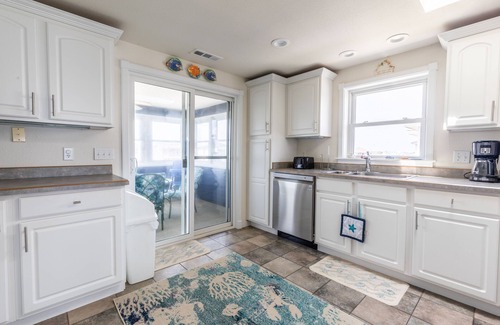 Sea Retreat House | Beachfront Paradise with Pool and Hot Tub, just 20 steps to the beach