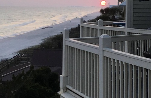Seacrest Condo | BEACHFRONT, Private beach, Free Chair service, Clean/Newly Renovated, Near all!