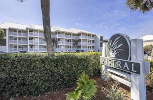 Seacrest Condo | BEACHFRONT, Private beach, Free Chair service, Clean/Newly Renovated, Near all!