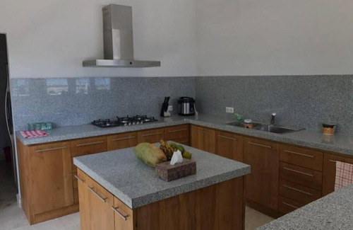 Banjartegehe Villa | Beachfront Private VILLA & POOL