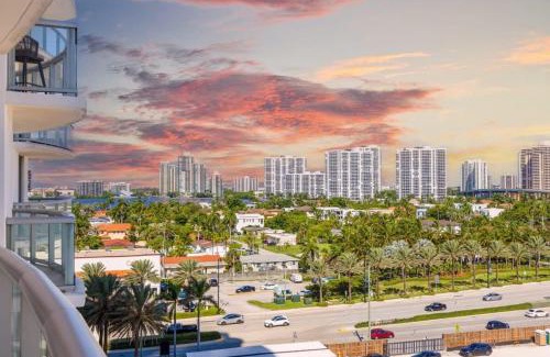 Sunny Isles Beach Apartment | Beachfront Resort Pool Ocean View Balcony Gym