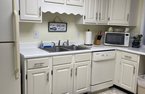 Holiday Isle Condo | BEACHFRONT RETRO CONDO