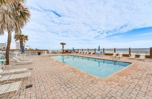 Bostwick Park Apartment | Beachfront Studio w/Community Indoor Pool!