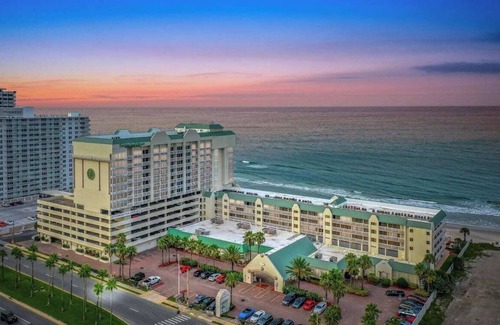 Ortona Park Condo | Beachfront Studio - King Bed & Direct Ocean View