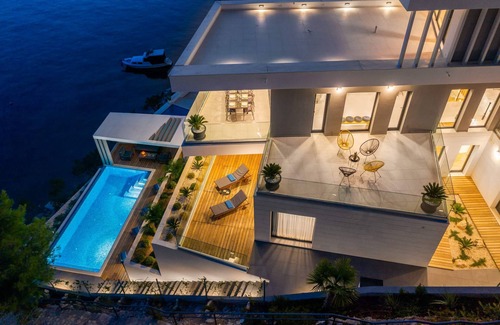 Vinisce Villa | Beachfront Villa Extravaganza with Infinity Pool