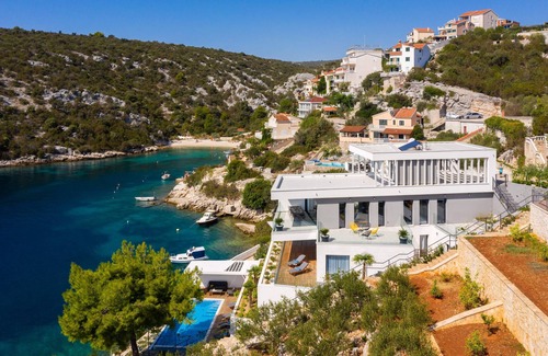 Vinisce Villa | Beachfront Villa Extravaganza with Infinity Pool
