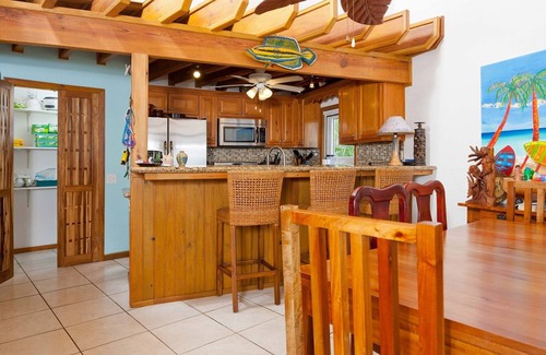 Antoneys Cay House | BEACHFRONT VILLA! Snorkel & explore the amazing reef! Experience Caribbean Life!