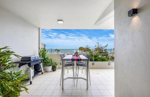 Maroochydore Apartment | Beachfront with Pool - 3 bed 2 bath spacious open plan