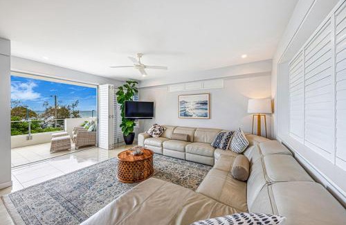 Maroochydore Apartment | Beachfront with Pool - 3 bed 2 bath spacious open plan