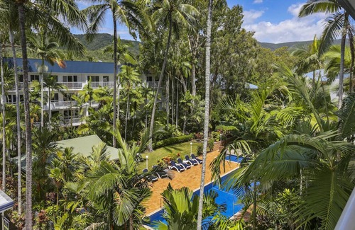 Clifton Beach Apartment | Beachside Apartment With Pool And Garden View!