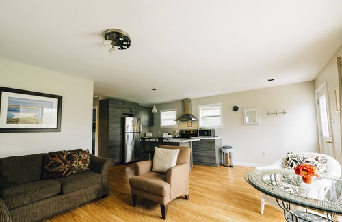 Summerside Cabin | Beachside Bliss:Renovated Cottage near Amusement Parks | WiFi, BBQ, Patio