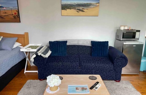 Wamberal Apartment | Beachside cabin + solar heated pool @ Spoon Bay