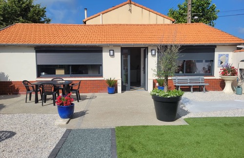 Quartier du Casino House | Beachside House with Garden, Parking, & Close to La Rochelle – Sleeps 6