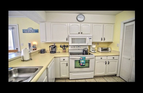 Navarre Beach Condo | Beachview Complex - Steps from the beach, Swimming pool, and Tennis Court