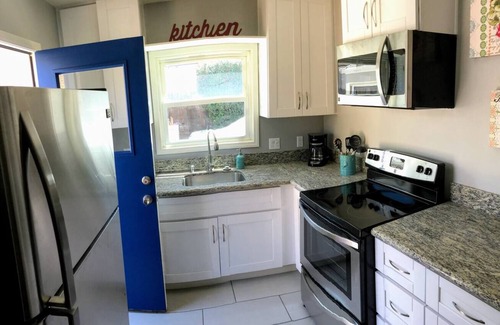 Morena House | Beachy Bay Park Bungalow near Sea World & Old Town