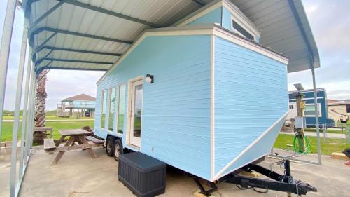 Crystal Beach House | Beachy blue vacation vibes & pet friendly