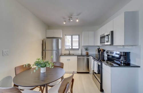 Imperial Point Apartment | Beachy&Boho w/full kitchen & Pool FOR 6 ppl