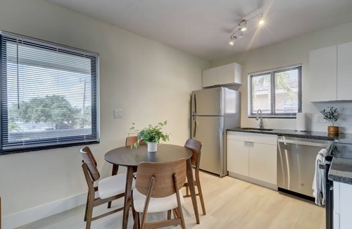 Imperial Point Apartment | Beachy&Boho w/full kitchen & Pool FOR 6 ppl